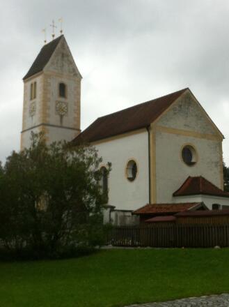 St. Michael Kirche in der Ortsmitte von Marnbach