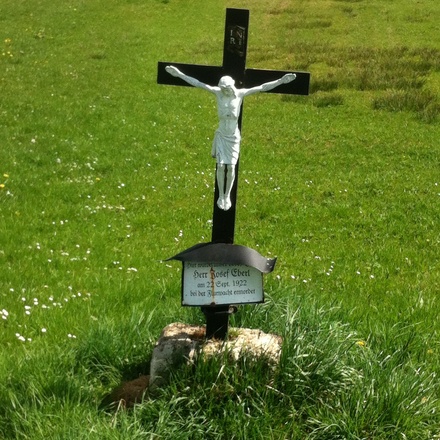 Das Wegkreuz erinnert an den ermordeten Herrn Eberl