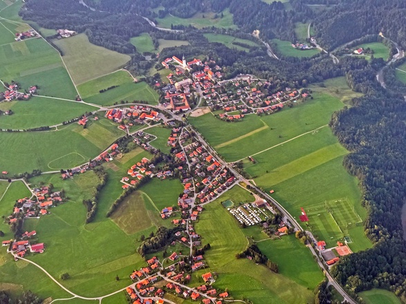 Der Campingplatz "Richterbichl" am Ortsrand von Rottenbuch aus der Vogelperpektive