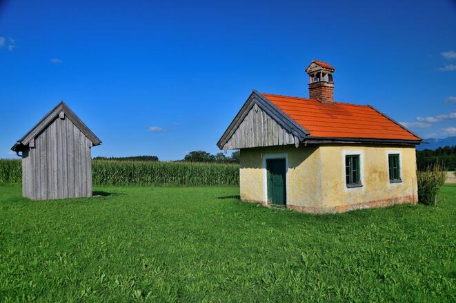Holzkapelle (links) mit altem Backhaus