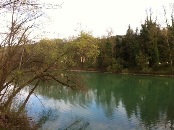 Idyllischer Wanderweg am Lech entlang