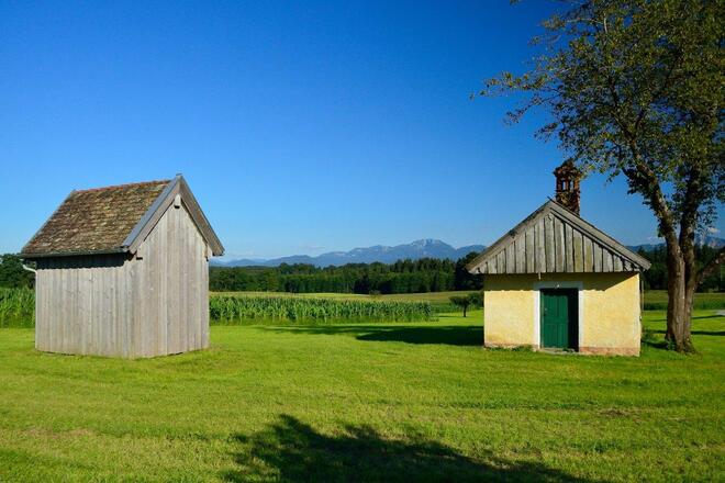 Holzkapelle (links) mit altem Backhaus
