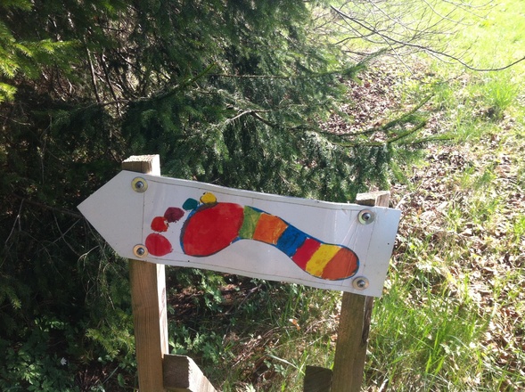 Das Schid weist den Weg zu den Stationen im Wald