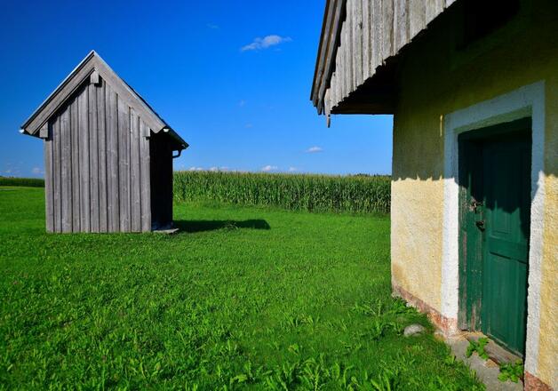 Holzkapelle (links) mit altem Backhaus
