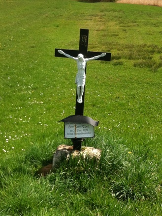 An diesem Wegkreuz hat man einen wunderschönen Blick auf die Alpenkette