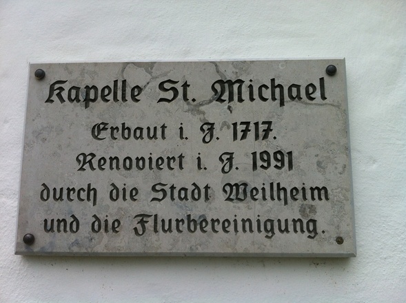 Ein Schild an der Kapelle informiert über die Entstehung des Gebäudes.