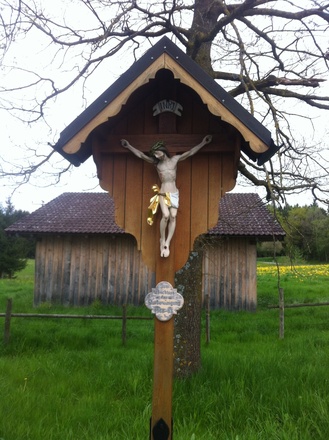 Wegkreuz nördlich von Untersöchering, errichtet zur Flurbereinigung