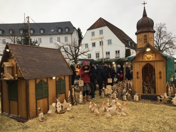 Holzfiguren im Bereich des Klosterwirts