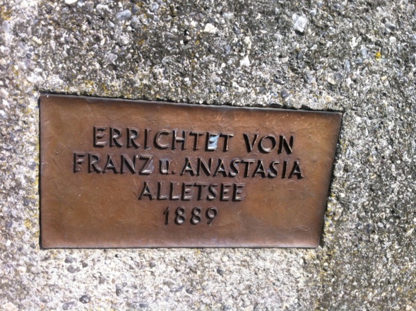 Die Tafel am Wegkreuz errinnert an das Ehepaar Alletsee