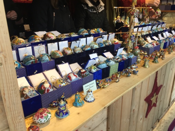 Stand mit Christbaumschmuck