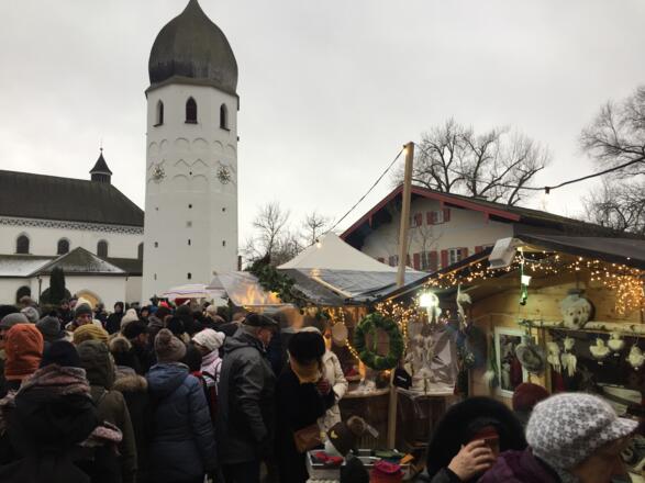 Der Christkindlmarkt vor dem Glockenturm der Münsterkirche