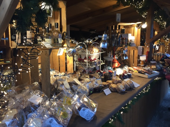 Stand mit weihnachtlichen Leckereien