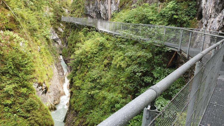 Über Stahlstege durch die Leutascher Geisterklamm