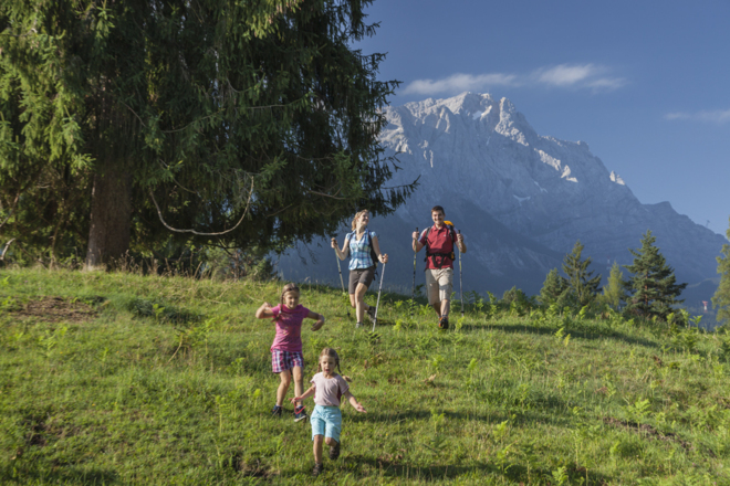 Hohenrain Panoramaweg mit Blick auf die Zugspitze