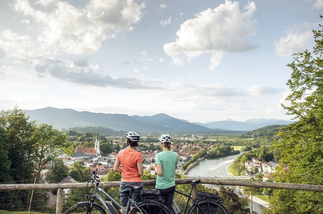 Radlpause in Bad Tölz mit Blick auf die Isar