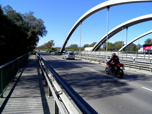 neben der Autobahn über die Amper