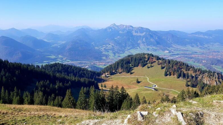 Seekar - Blick zur Lenggrieser Hütte und Brauneck