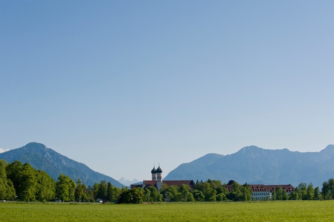 Kloster Benediktbeuern, links im Hintergrund der Jochberg, rechts der Herzogstand und Heimgarten