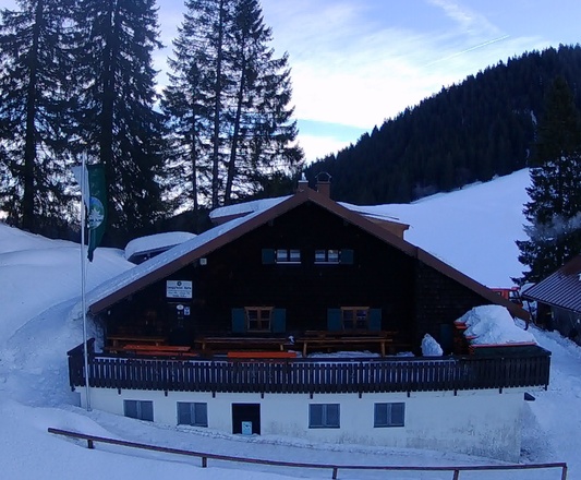 Blick auf Terrasse Lenggrieser Hütte im Winter
