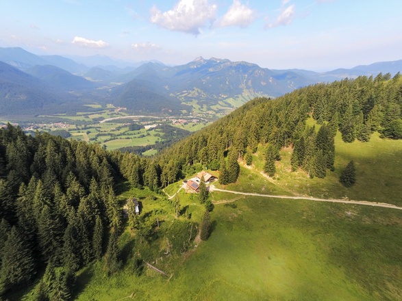 Panoramablick auf die Lenggrieser Hütte im Sommer