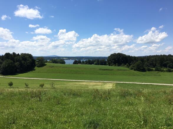 Ausblick von Bank bei Kirche Holzkirchen