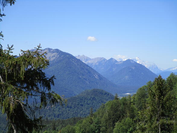 Der Blick weitet sich zur Zugspitze