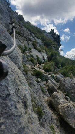 Gesichert durch Seile der Aufstieg zum Roßstein