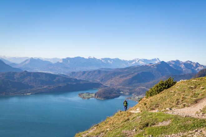Abstieg vom Jochberg mit Blick auf dem Walchensee