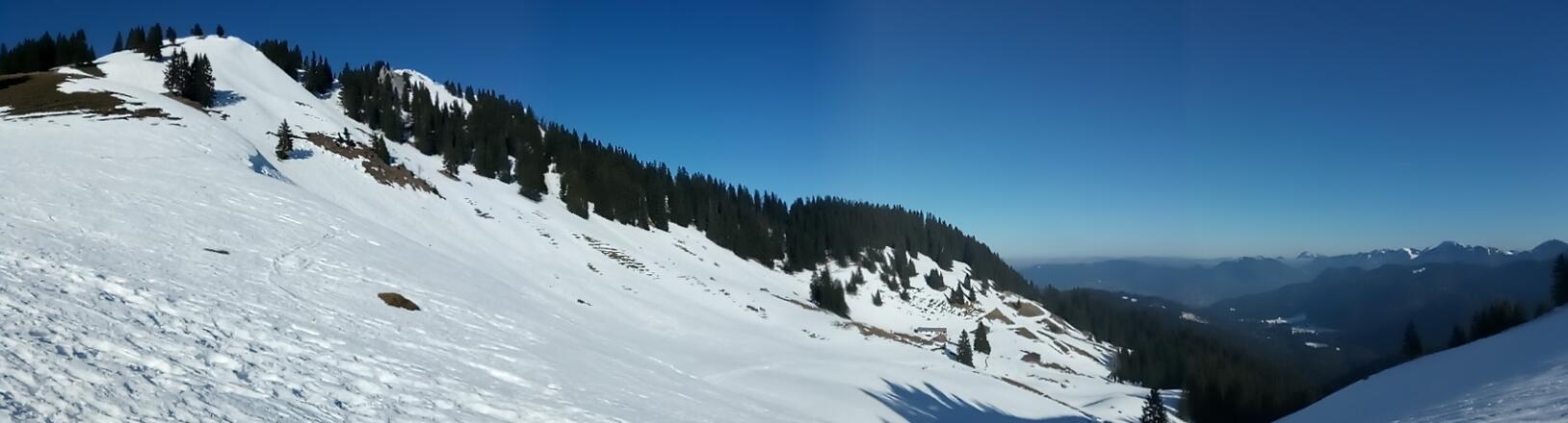 Der Weg verläuft von rechts an der Neuhüttenalm vorbei durch die flachste Stelle des Hanges