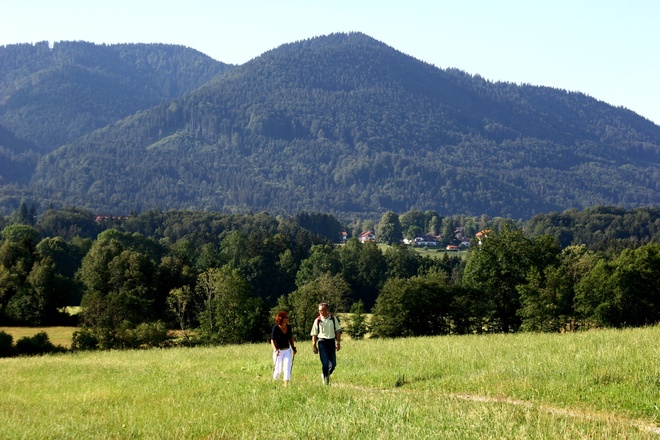 Blick auf Bad Heilbrunn mit den Hausbergen