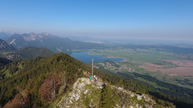Gipfel des Rabenkopfs mit Blick auf den Kochelsee