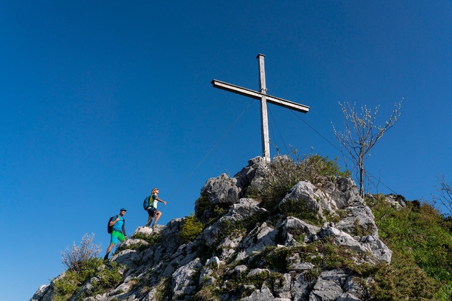 Rabenkopf-Gipfel über dem Kochelsee