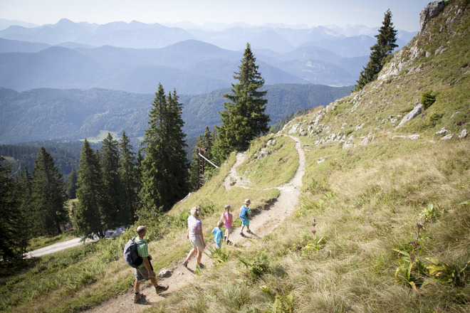 Familienwanderung am kleinen Höhenweg am Brauneck