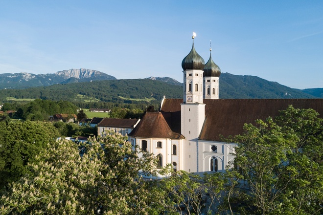 Kloster Benediktbeuern, im Hintergrund die Benediktenwand