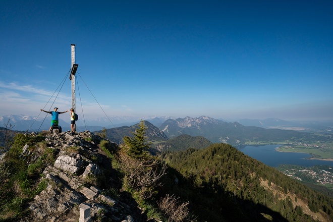 Rabenkopf-Gipfel über dem Kochelsee