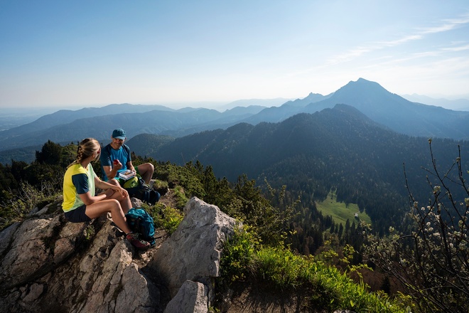 Gipfel-Brotzeit auf dem Rabenkopf mit Blick zur Benediktenwand
