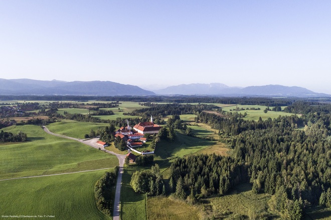 Kloster Reutberg bei Sachsenkam mit Bergblick