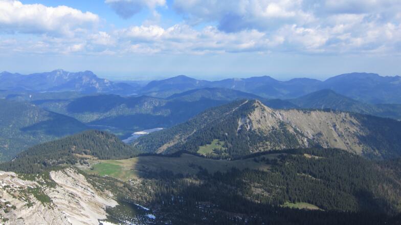 Blick vom Schafreiter nach Nord-Nordwest - wir sehen die Moosenalm und das Grasköpfel, über dessen Kamm die Route verläuft, im Hintergrund der Walchensee