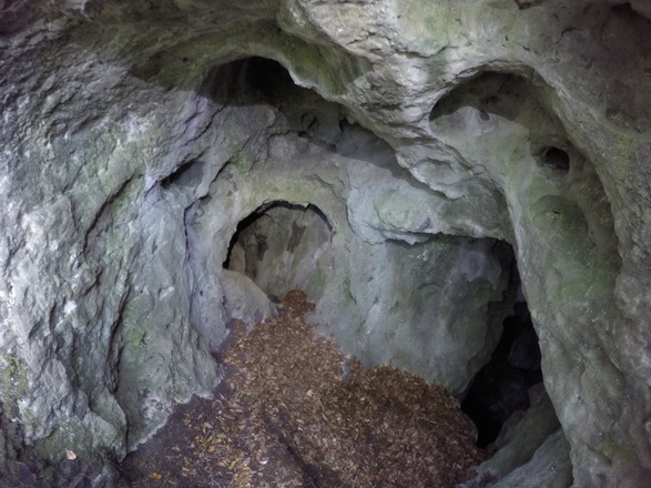 Der rechte Höhlengang führt drei bis 4 vier Meter abwärts