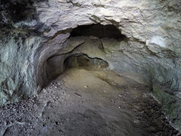 In der Frauenfelshöhle bei Neukirchen