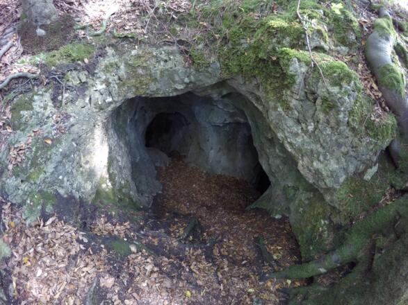 Das absturzgefährliche Windloch bei Neukirchen