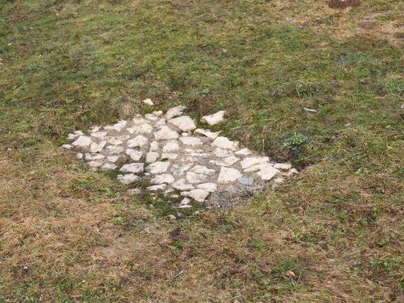 Nachbau einer eisenzeitlichen Herdstelle in Dietfurt-Griesstetten