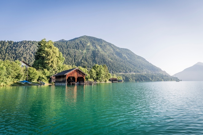 Der Walchensee, im Hintergrund der Herzogstand
