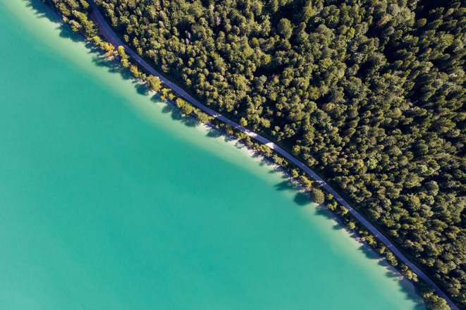 Der Walchensee von oben (hier Südufer mit Mautstraße)