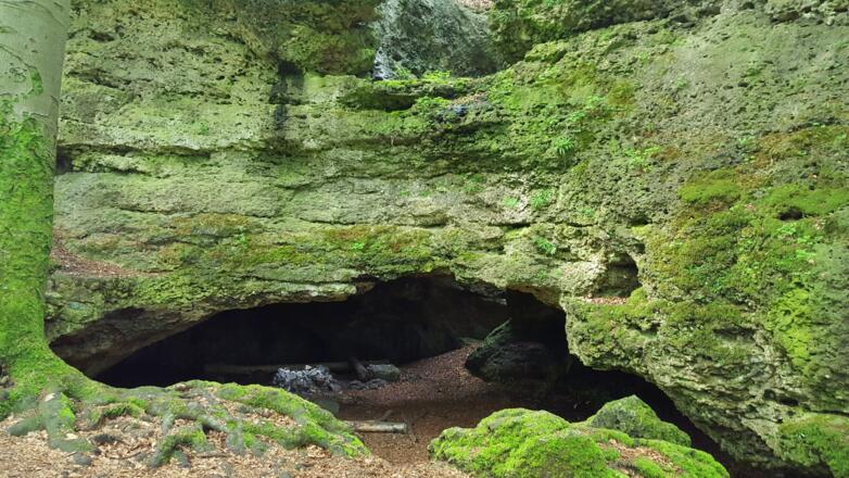Das breite Mundloch der Cäciliengrotte