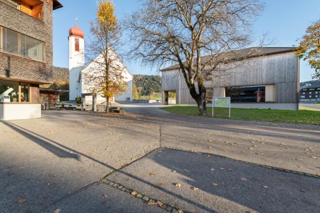 Krumbach Dorfplatz vor der Pfarrkirche