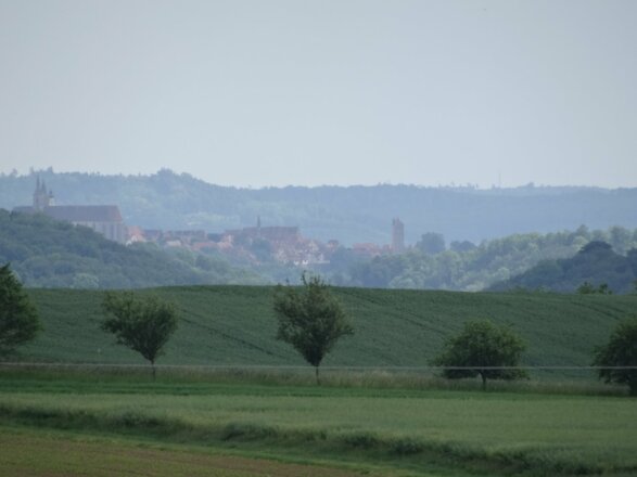 Blick auf Rothenburg ob der Tauber in der Ferne
