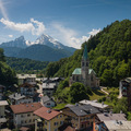 Die Christuskirche, im Hintergrund der Watzmann
