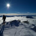 Traumwetter am Hirschberggipfel mit Blick nach Süden zum Alpenhauptkamm