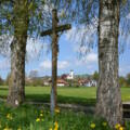 Feldkreuz mit Blick auf Böbing im Hintergrund